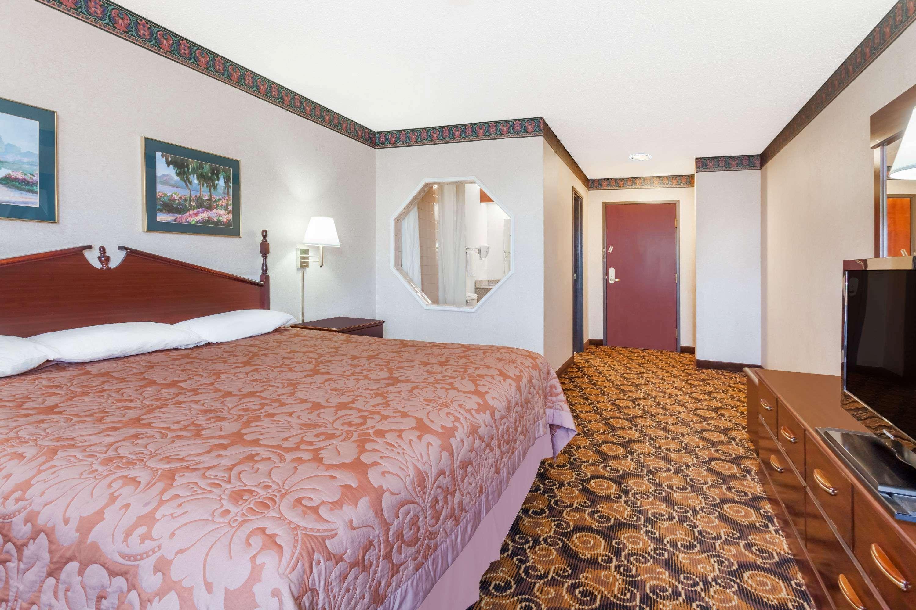 Stacer Super 8 By Wyndham Evansville North מראה חיצוני תמונה